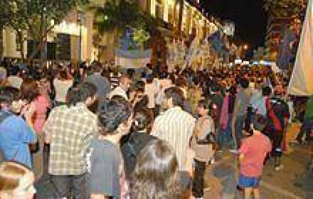 Los santiague�os homenajearon a Kirchner en la plaza Libertad 
