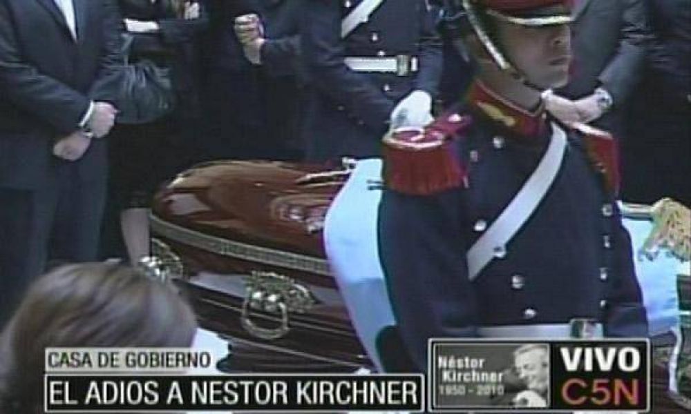 Comenz� el funeral de N�stor Kirchner: miles de argentinos lloran su partida