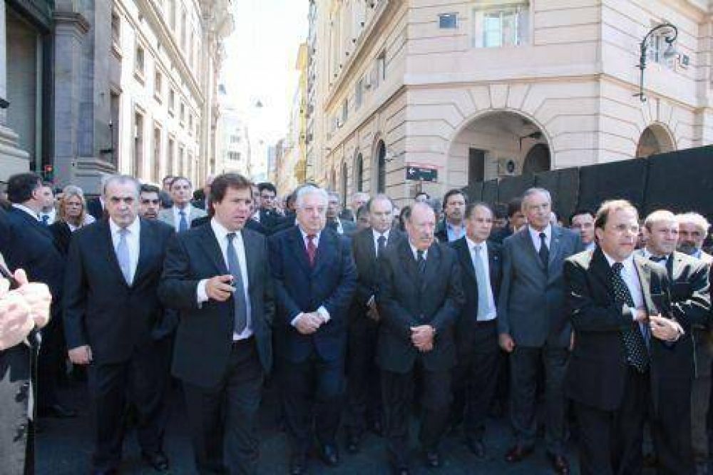 El Gabinete provincial le dio el �ltimo adi�s a N�stor Kirchner
