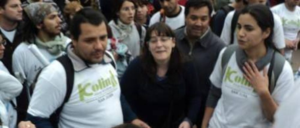 Militantes de Alicia K contra los "gorilas"