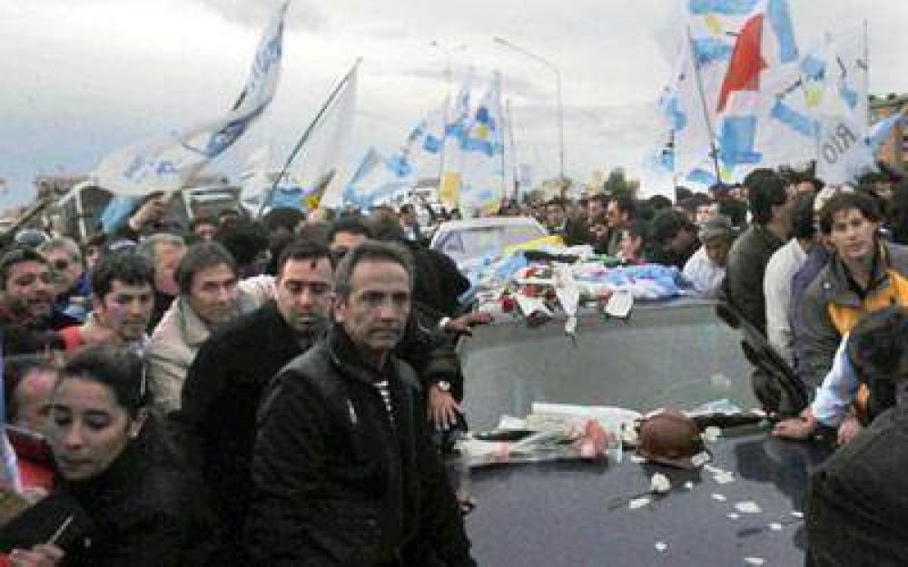 Los restos de Kirchner ya descansan en el cementerio de Gallegos