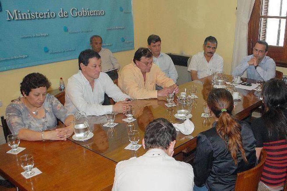Cufr� fustiga y lanza desaf�os a la dirigencia pol�tica