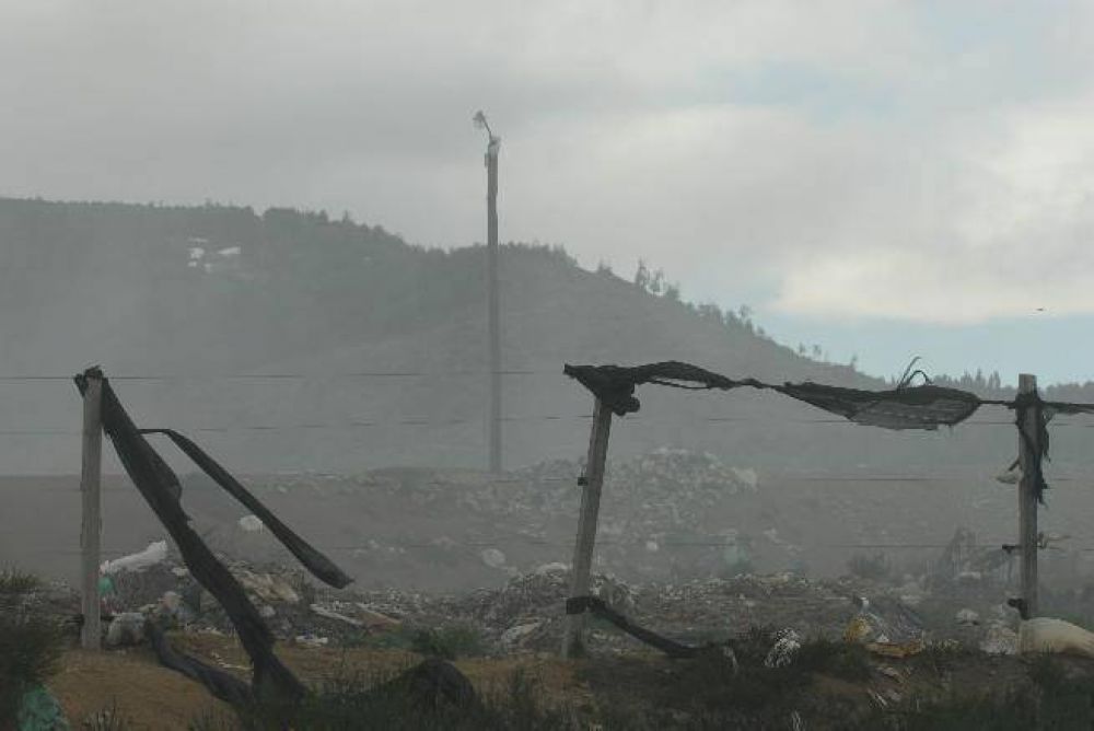 Denuncian intencionalidad en la quema del basural de Bariloche