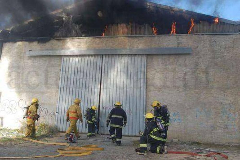 Incendio en el dep�sito de una f�brica textil en R�o Grande