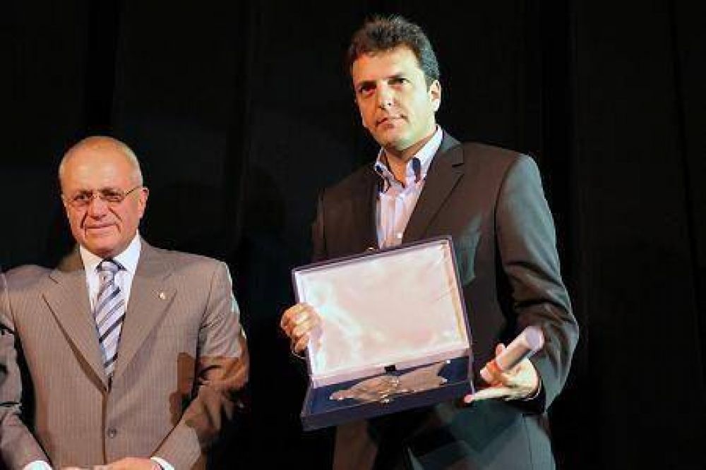 En el teatro Coliseo Reconocen a Sergio Massa por su destacada labor en gesti�n p�blica