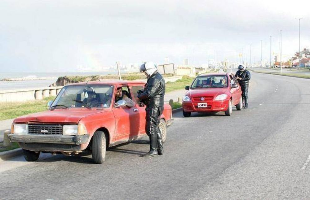 Secuestraron 12 veh�culos y retiraron 11 licencias por cruzar en rojo