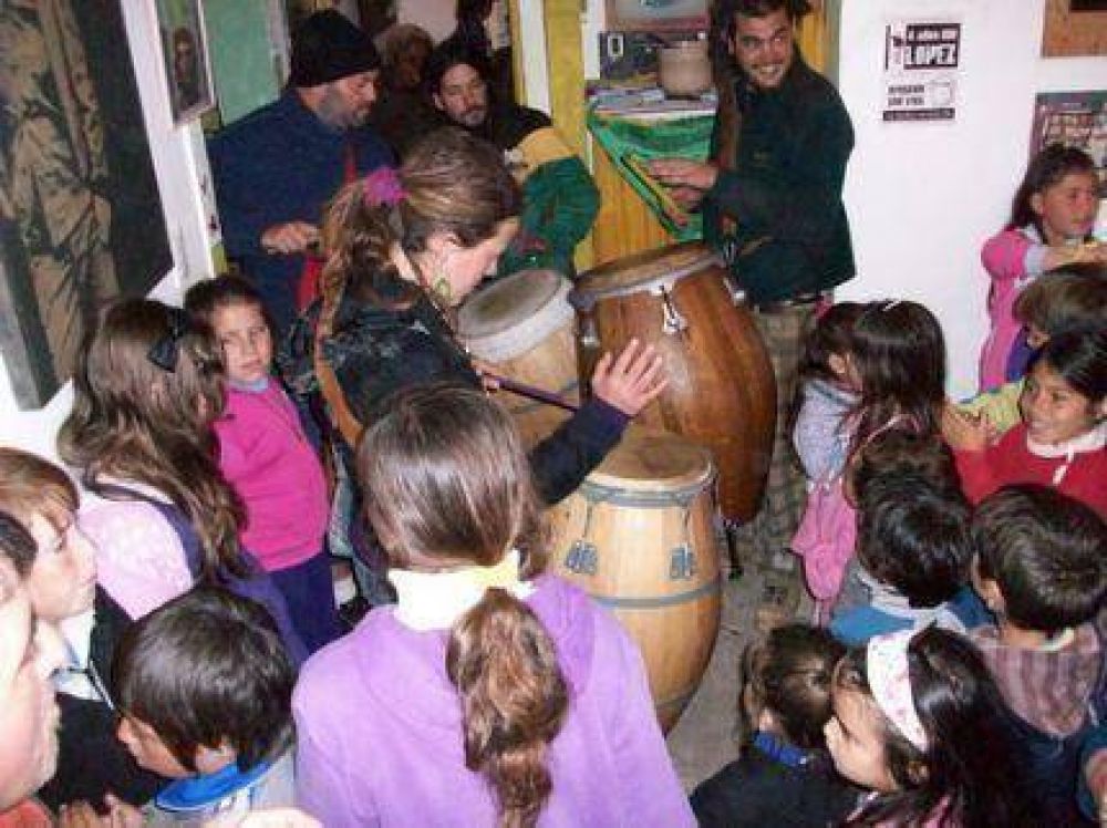 Entre de risas y emoci�n, se reinaugur� el centro cultural y social �Vamos a andar�