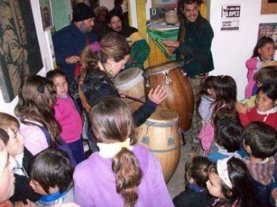 Entre de risas y emoci�n, se reinaugur� el centro cultural y social �Vamos a andar�