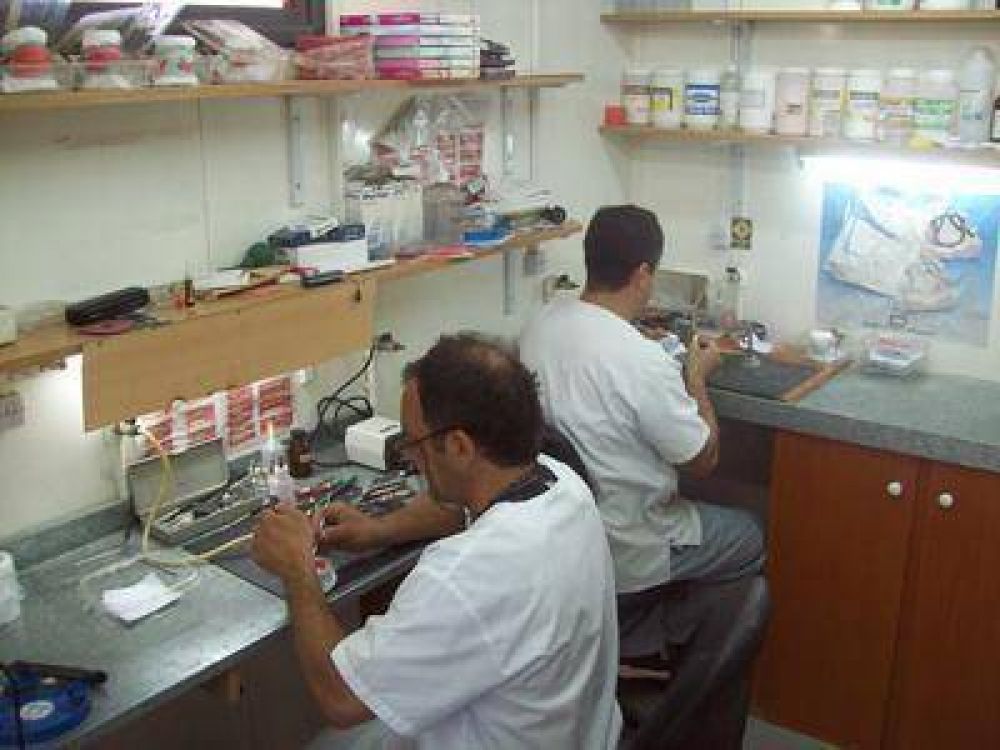 El trailer de Salud provincial arrib� otra vez a nuestra ciudad Pr�tesis dentales, un programa con grandes beneficios para Rojas