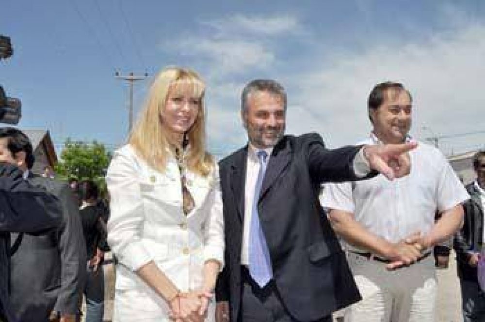 La presidenta de la Fundaci�n del Banco provincia, Karina Rabolini estuvo en Patagones 