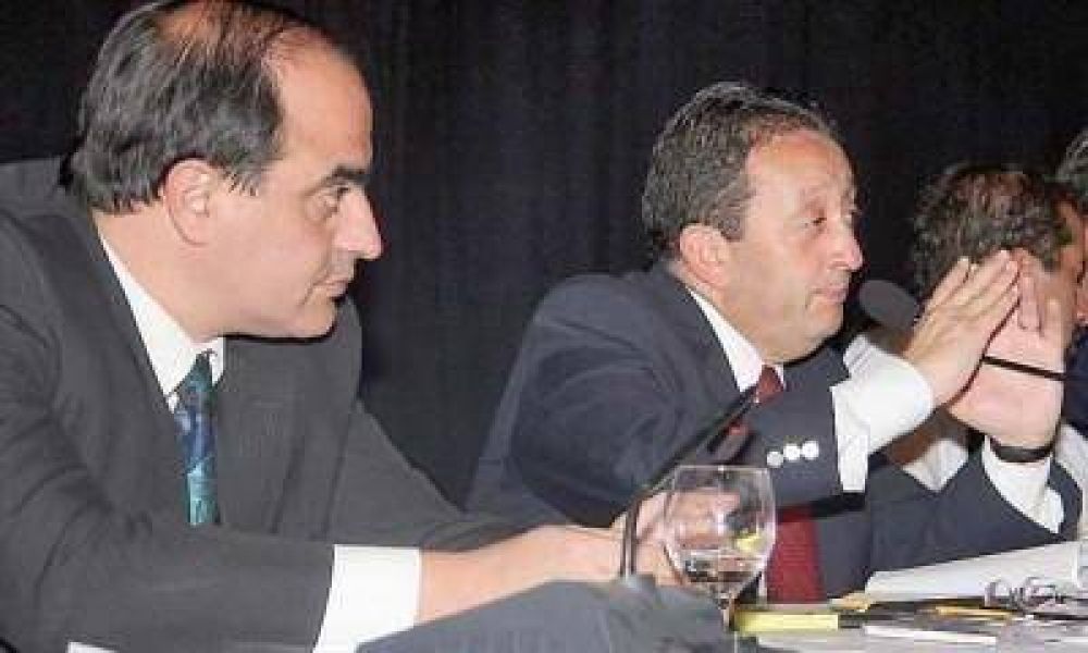 Jaque y Adaro volvieron a cargar sobre la permanencia de Cobos