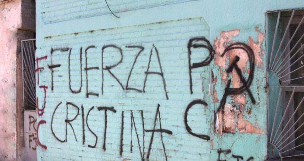 Pintadas en apoyo a la Presidenta en planta de Renault de Santa Isabel 
