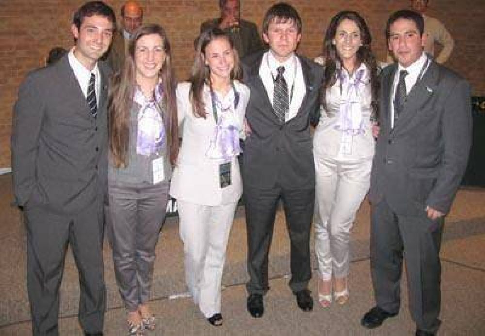 Alumnos de FASTA ganaron un torneo de Debates en Chile