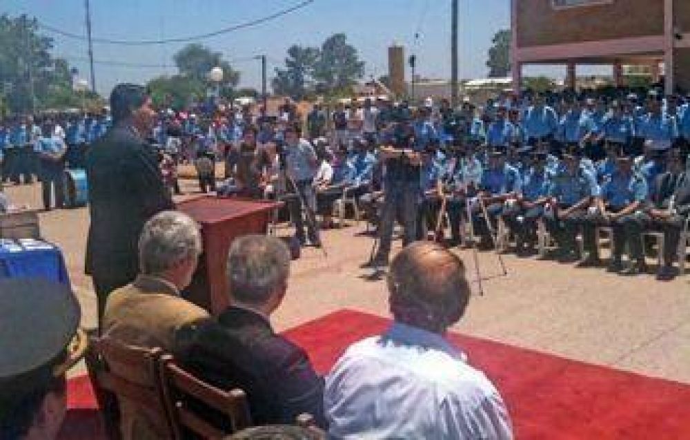 En Castelli, Capitanich entreg� viviendas para la familia policial 