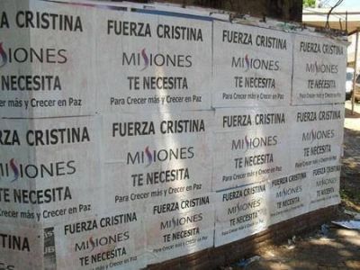 Miles de afiches empapelan Posadas en apoyo a la presidenta Cristina Fern�ndez