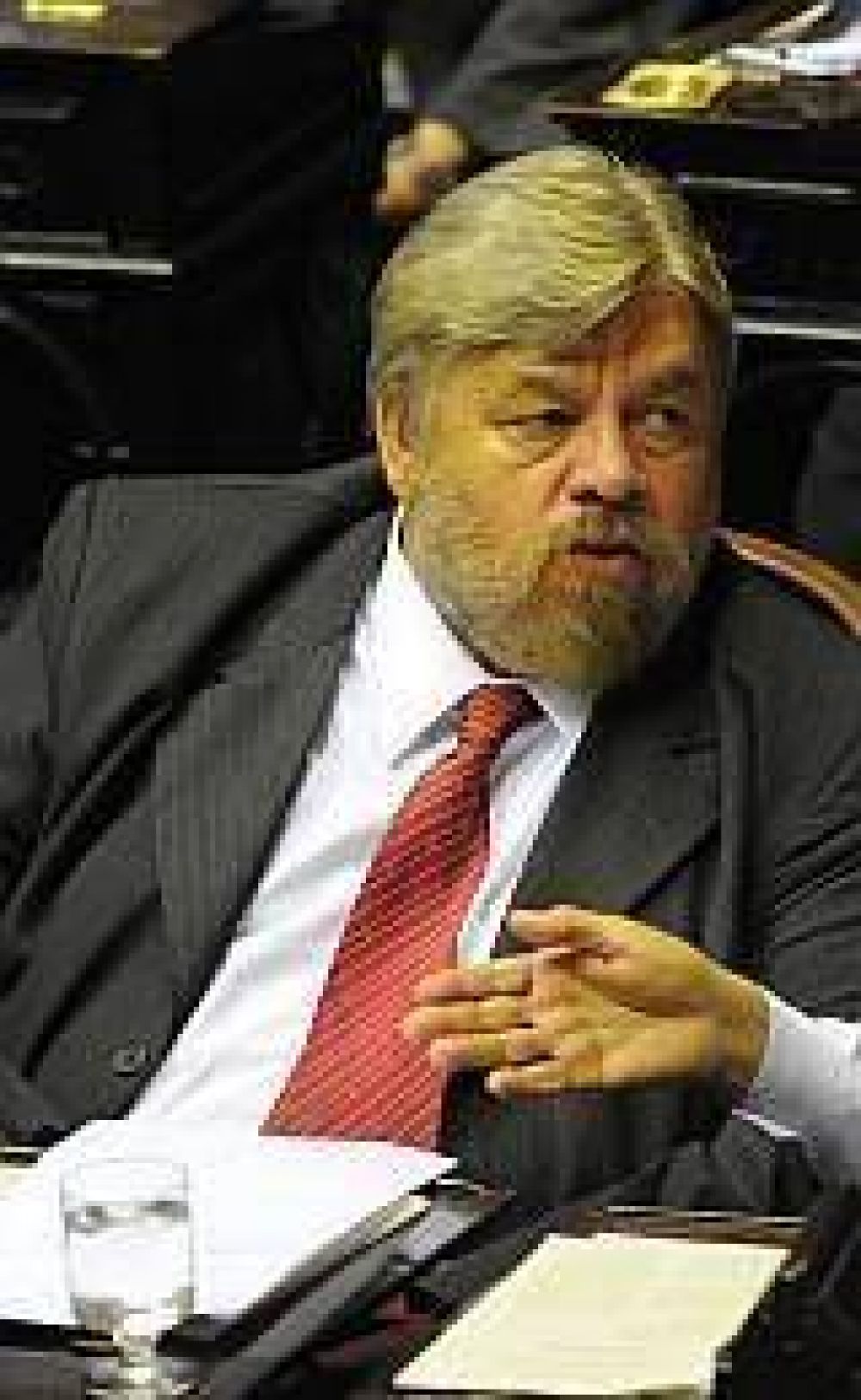 Oficializan designaci�n de Dante Dovena como embajador en Uruguay