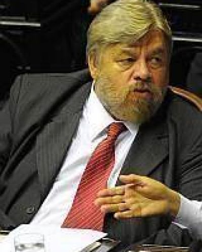 Oficializan designaci�n de Dante Dovena como embajador en Uruguay