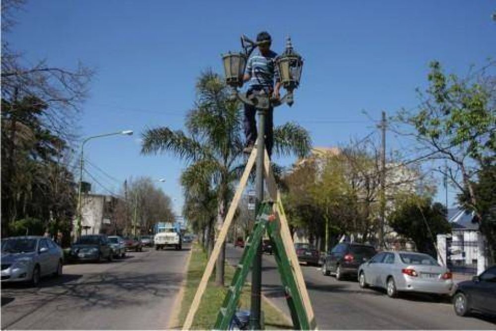 Mejorar la imagen  Municipio repar� y pinto las farolas del parterre del Bv. Dellepiane