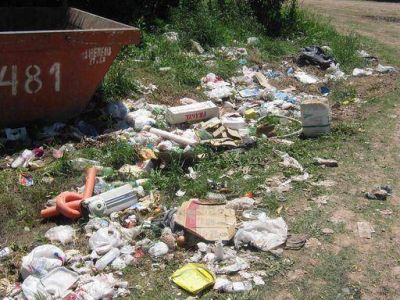 Volquete de basura m�s glifosato, combinaci�n pat�tica junto a una escuela y jard�n rural