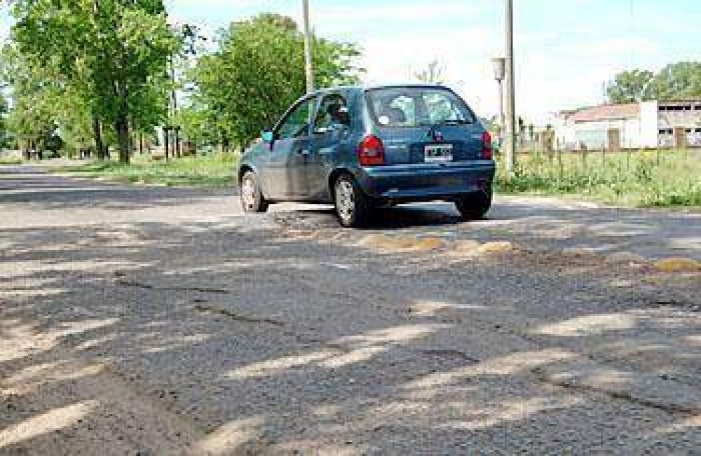 Reclamos por el estado del acceso a la ciudad en avenida Ameghino