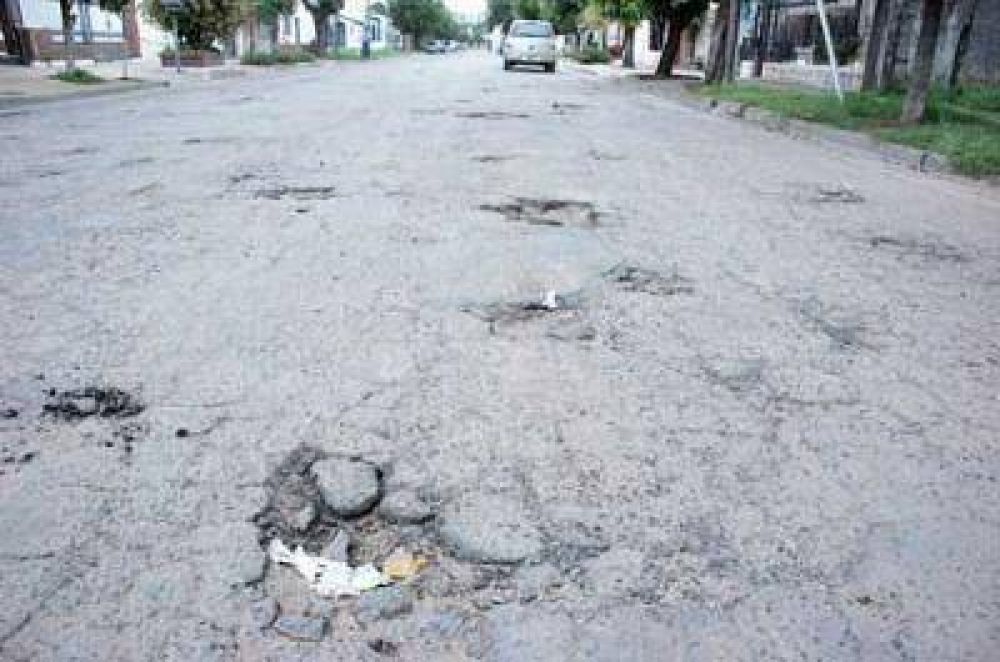 Pinedo le ech� la culpa a la oposici�n por los baches en el pavimento de la ciudad 