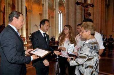 Scioli reconoci� a polic�as ca�dos por su "vocaci�n de servicio"