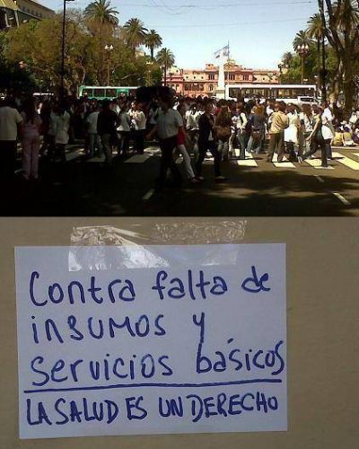 M�dicos residentes marcharon y anunciaron un paro