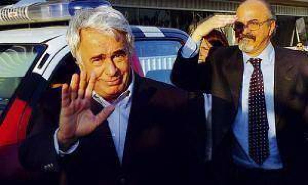 Lo invitaron, y De la Sota se subi� al avi�n