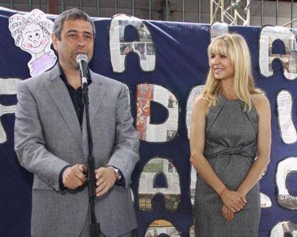 Ferraresi y Karina Rabolini entregaron lentes a alumnos de dos escuelas de Wilde