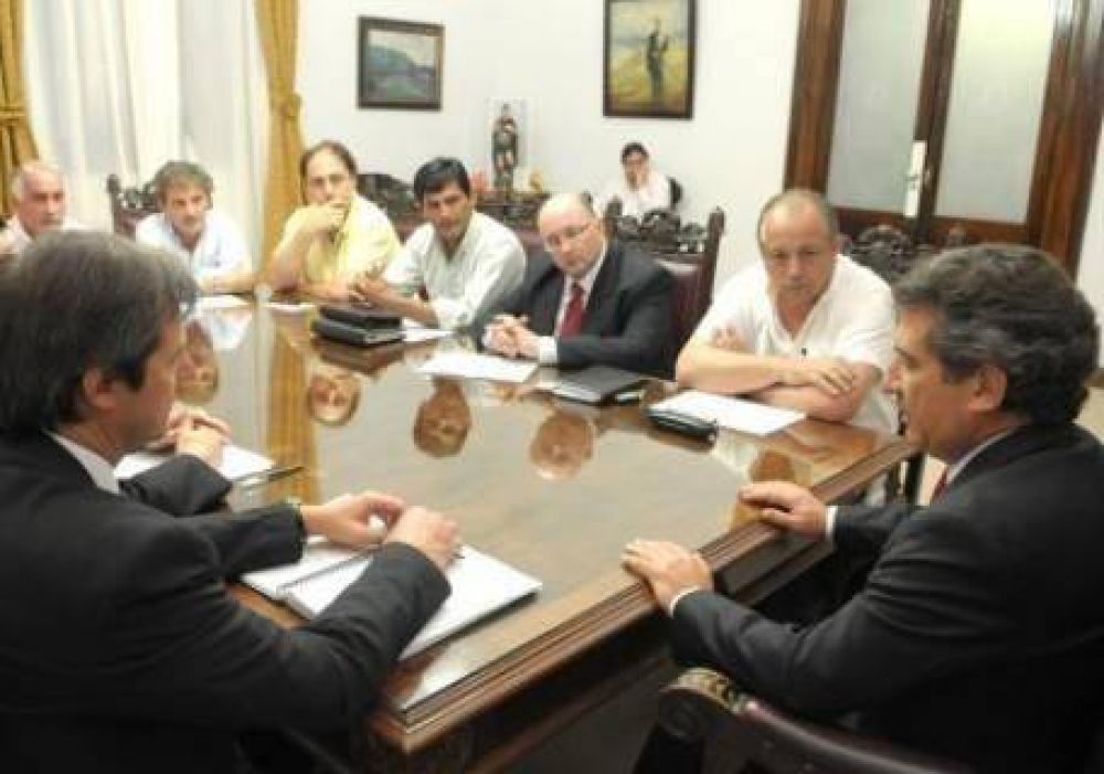 El gobernador recibi� apoyo de intendentes radicales y vecinalistas