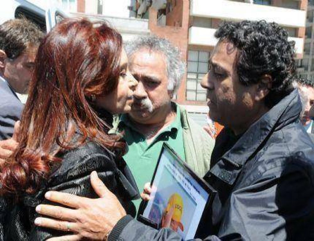 La UOCRA Mar del Plata le obsequi� un retrato con la foto de N�stor a Cristina