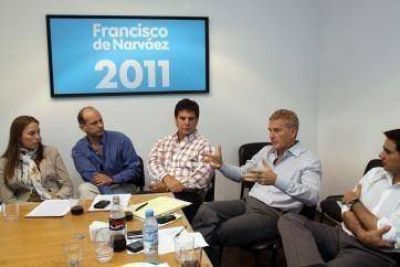 Tras las deserciones, De Narv�ez pasa revista