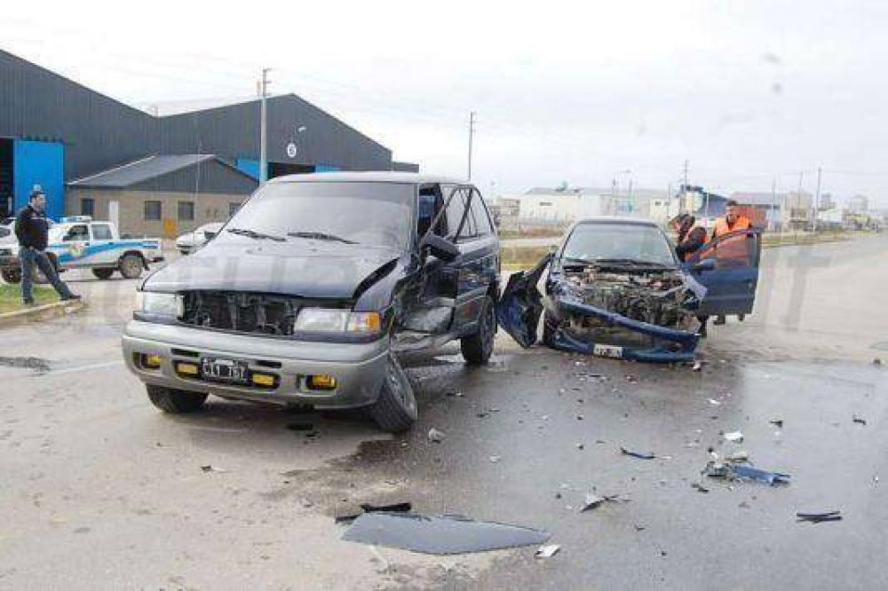 Conductores heridos tras violenta colisi�n en cruce semaforizado sobre la ruta 3