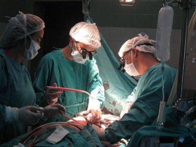 Cirug�a reemplaza la aorta por un tubo artificial  EMERGENCIAS CARDIOVASCULARES: CUANDO  EL TIEMPO ES CUESTI�N DE VIDA O MUERTE