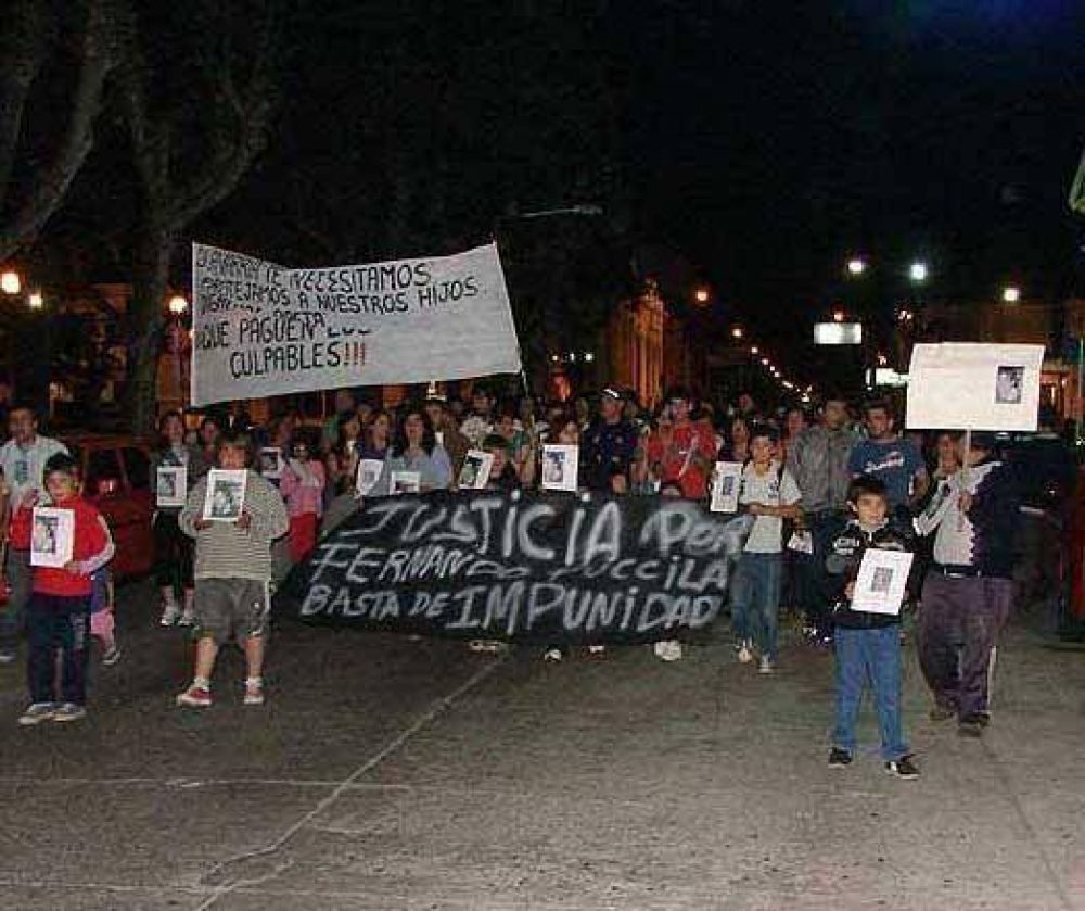 Con ruidosas acusaciones a la contratista, volvieron a marchar por el joven Fernando Fuccila