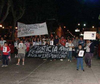 Con ruidosas acusaciones a la contratista, volvieron a marchar por el joven Fernando Fuccila