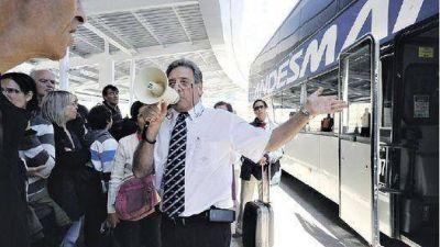 Recortan 40% de los vuelos para intentar frenar el caos en Ezeiza