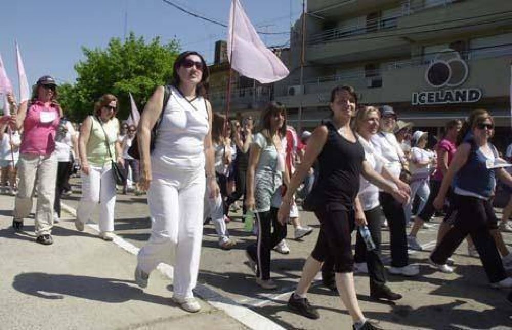 CARRERA Y CAMINATA CONTRA EL C�NCER Una gran convocatoria para tomar conciencia Con la organizaci�n de ALCEC, la Direcci�n de la Mujer y el Instituto Superior "Ferm�n Mignone" se llev� a cabo en la ma�ana del domingo la promovida caminata y carr