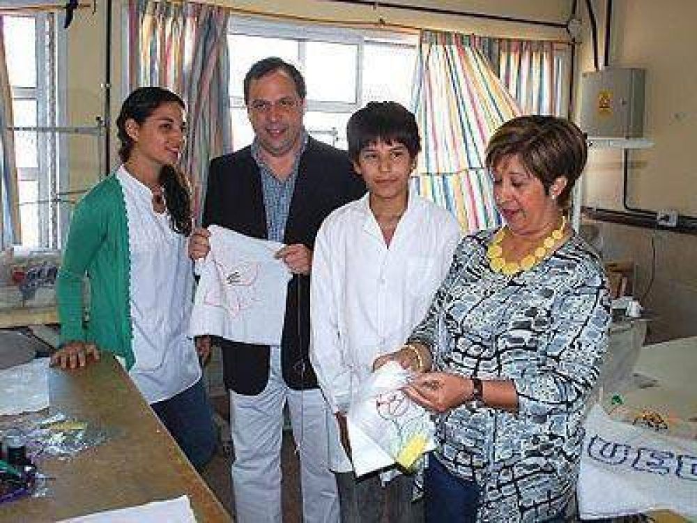 ALMIRANTE BROWN | GESTI�N- Giustozzi entreg� un subsidio en la escuela especial 503