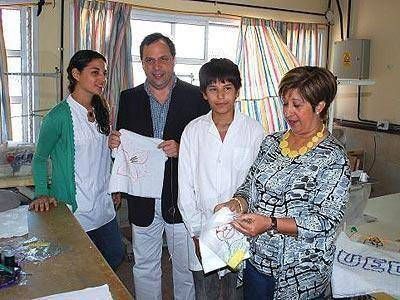 ALMIRANTE BROWN | GESTI�N- Giustozzi entreg� un subsidio en la escuela especial 503