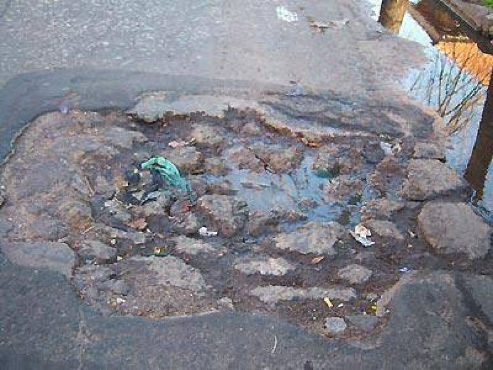 ESCALADA | SIN SOLUCI�N- Contin�an los reclamos por los baches de la calle Iberlucea