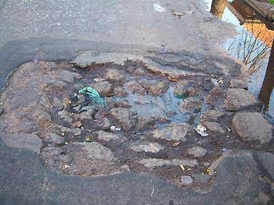 ESCALADA | SIN SOLUCI�N- Contin�an los reclamos por los baches de la calle Iberlucea