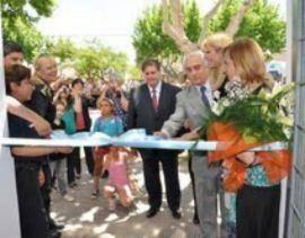 Salud, Educaci�n y Deportes Rabolini y Colia en Salliquel�: como si hubiese llegado "Pap� Noel"