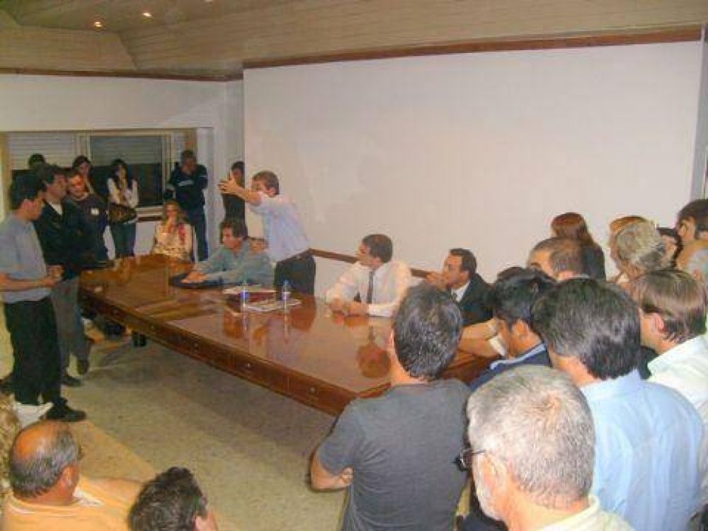 Duro cruce entre vecinos y representantes de la Comuna
