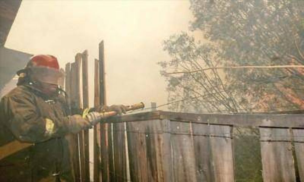 Bomberos, guardaparques, polic�as y vecinos para controlar el fuego