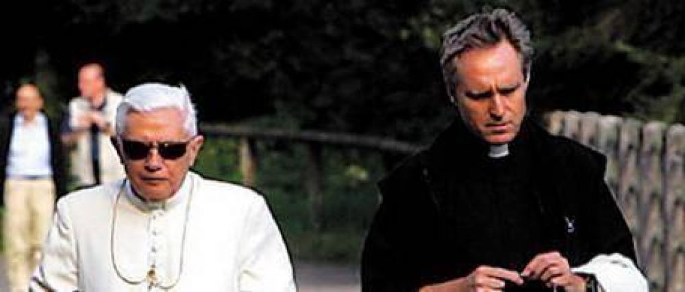 El secretario del Papa es el sacerdote m�s sexy del Vaticano