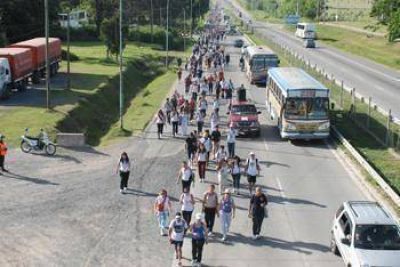 PEREGRINACI�N DE LA DI�CESIS Z�RATE-CAMPANA Unos 35 mil fieles caminaron hacia la Bas�lica