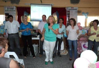 La jefa comunal Stella Giroldi entreg� 150 ajuares a futuras mam�s