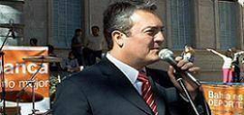 Breitenstein se 'despega' del G8 y le manda un "gui�o" a Scioli