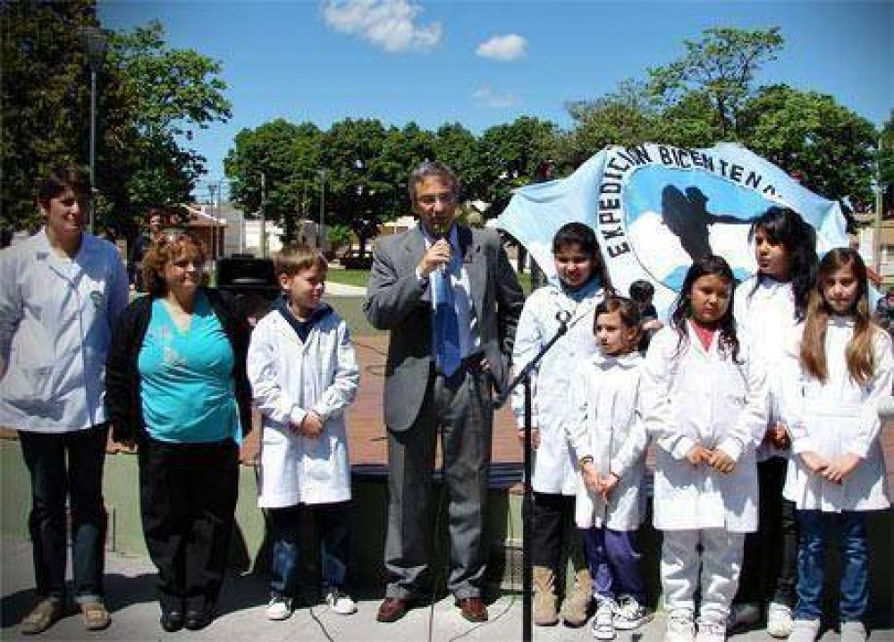 El Intendente Eseverri particip� del Acto del D�a de la Tradici�n en la Plaza L�pez Camelo 